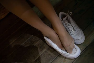 森萝财团写真-[JKFUN-012]10D肉丝运动鞋桌下